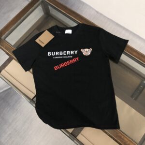 P75 💥BURBERRY 巴宝莉2025新款男士圆领短袖 情侣T恤 春夏新品 高品质 🔥🔥时尚百搭潮款 定制进口面料 穿着舒适 透气 时尚不失个性 上身休闲随性 帅气有型 彰显大牌气质。三标齐全！！ 颜色：黑色 白色 尺码：M-XXXL
