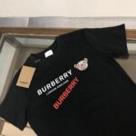 P75 💥BURBERRY 巴宝莉2025新款男士圆领短袖 情侣T恤 春夏新品 高品质 🔥🔥时尚百搭潮款 定制进口面料 穿着舒适 透气 时尚不失个性 上身休闲随性 帅气有型 彰显大牌气质。三标齐全！！ 颜色：黑色 白色 尺码：M-XXXL