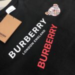 P75 💥BURBERRY 巴宝莉2025新款男士圆领短袖 情侣T恤 春夏新品 高品质 🔥🔥时尚百搭潮款 定制进口面料 穿着舒适 透气 时尚不失个性 上身休闲随性 帅气有型 彰显大牌气质。三标齐全！！ 颜色：黑色 白色 尺码：M-XXXL