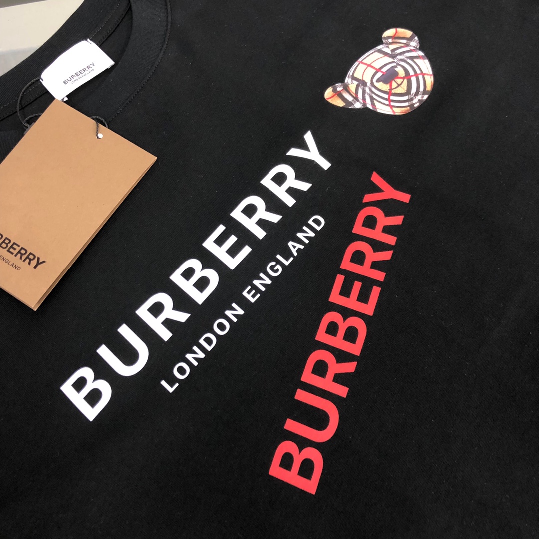 P75 💥BURBERRY 巴宝莉2025新款男士圆领短袖 情侣T恤 春夏新品 高品质 🔥🔥时尚百搭潮款 定制进口面料 穿着舒适 透气 时尚不失个性 上身休闲随性 帅气有型 彰显大牌气质。三标齐全！！ 颜色：黑色 白色 尺码：M-XXXL