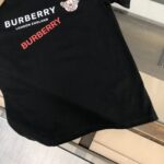 P75 💥BURBERRY 巴宝莉2025新款男士圆领短袖 情侣T恤 春夏新品 高品质 🔥🔥时尚百搭潮款 定制进口面料 穿着舒适 透气 时尚不失个性 上身休闲随性 帅气有型 彰显大牌气质。三标齐全！！ 颜色：黑色 白色 尺码：M-XXXL