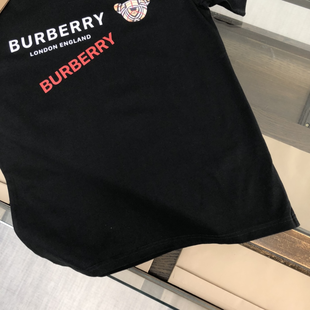 P75 💥BURBERRY 巴宝莉2025新款男士圆领短袖 情侣T恤 春夏新品 高品质 🔥🔥时尚百搭潮款 定制进口面料 穿着舒适 透气 时尚不失个性 上身休闲随性 帅气有型 彰显大牌气质。三标齐全！！ 颜色：黑色 白色 尺码：M-XXXL
