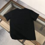 P75 💥BURBERRY 巴宝莉2025新款男士圆领短袖 情侣T恤 春夏新品 高品质 🔥🔥时尚百搭潮款 定制进口面料 穿着舒适 透气 时尚不失个性 上身休闲随性 帅气有型 彰显大牌气质。三标齐全！！ 颜色：黑色 白色 尺码：M-XXXL