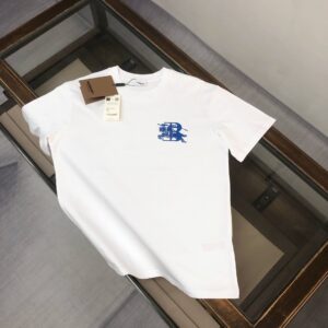 P75 🌟BUR*BERRY 巴宝莉 2025最新款情侣款圆领短袖 情侣T恤～ 春夏新品 高品质 🔥🔥时尚百搭潮款 定制进口面料 ！穿着舒适 透气 时尚不失个性 上身休闲随性 帅气有型 彰显大牌气质。三标齐全！！ 颜色：黑色 白色 尺码：M-XXXL