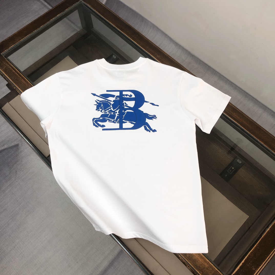 P75 🌟BUR*BERRY 巴宝莉 2025最新款情侣款圆领短袖 情侣T恤～ 春夏新品 高品质 🔥🔥时尚百搭潮款 定制进口面料 ！穿着舒适 透气 时尚不失个性 上身休闲随性 帅气有型 彰显大牌气质。三标齐全！！ 颜色：黑色 白色 尺码：M-XXXL