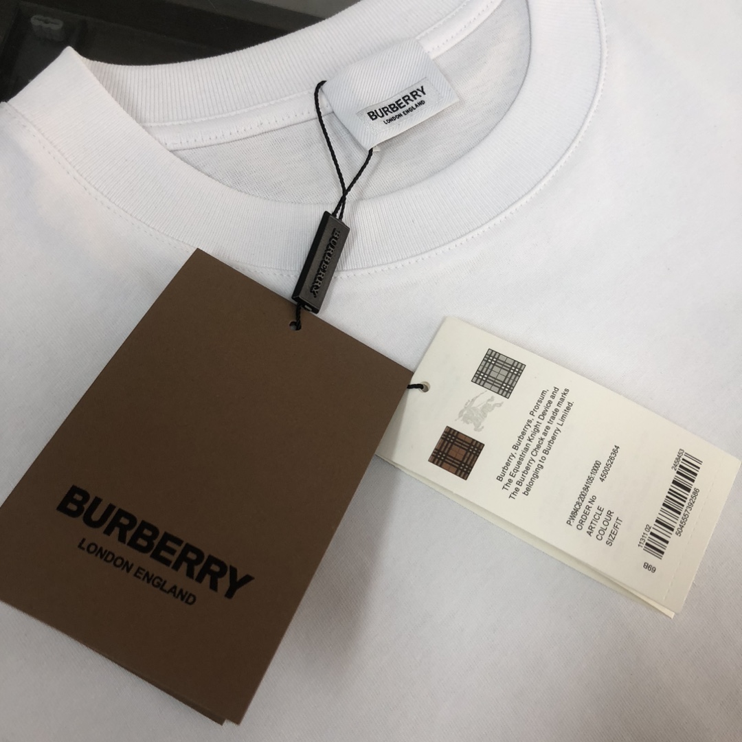P75 🌟BUR*BERRY 巴宝莉 2025最新款情侣款圆领短袖 情侣T恤～ 春夏新品 高品质 🔥🔥时尚百搭潮款 定制进口面料 ！穿着舒适 透气 时尚不失个性 上身休闲随性 帅气有型 彰显大牌气质。三标齐全！！ 颜色：黑色 白色 尺码：M-XXXL