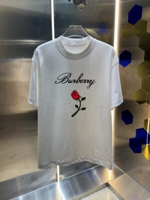P70 Burberr* 巴宝* 2026春夏新款 经典字母 印花工艺 休闲宽松 圆领短袖T恤 男女同款 吊牌 领标 洗水唛 三标齐全 颜色：黑色 白色 紫色 绿色 尺码: S M L XL XXL