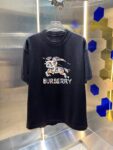 P70 Burberr* 巴宝* 2026春夏新款 经典字母 印花工艺 休闲宽松 圆领短袖T恤 男女同款 吊牌 领标 洗水唛 三标齐全 颜色：黑色 白色 紫色 绿色 尺码: S M L XL XXL