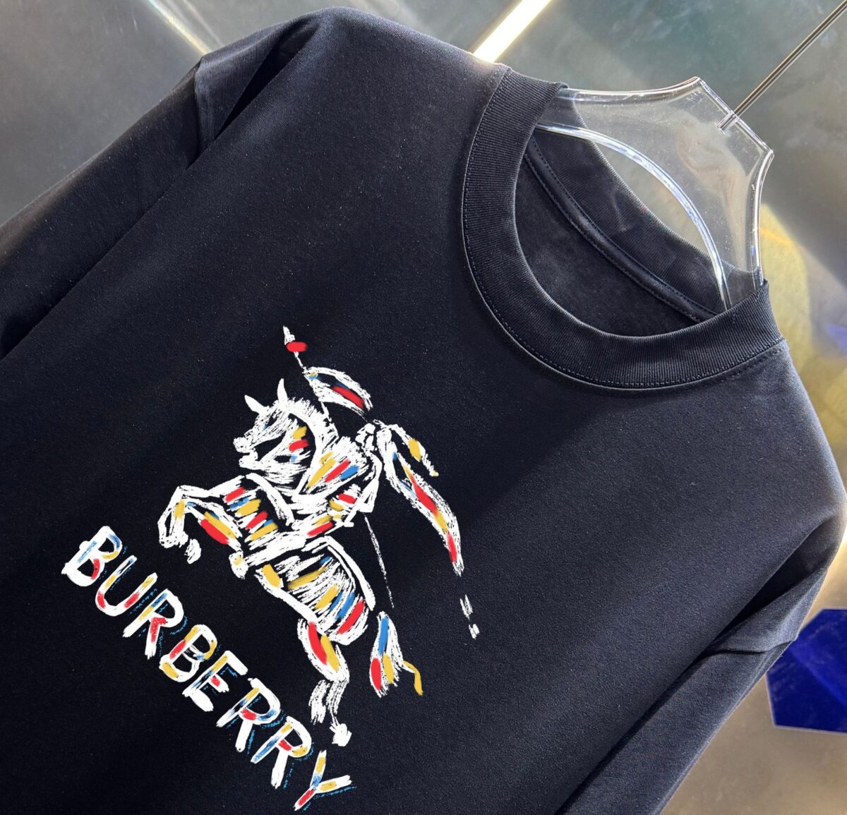 P70 Burberr* 巴宝* 2026春夏新款 经典字母 印花工艺 休闲宽松 圆领短袖T恤 男女同款 吊牌 领标 洗水唛 三标齐全 颜色：黑色 白色 紫色 绿色 尺码: S M L XL XXL