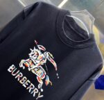 P70 Burberr* 巴宝* 2026春夏新款 经典字母 印花工艺 休闲宽松 圆领短袖T恤 男女同款 吊牌 领标 洗水唛 三标齐全 颜色：黑色 白色 紫色 绿色 尺码: S M L XL XXL