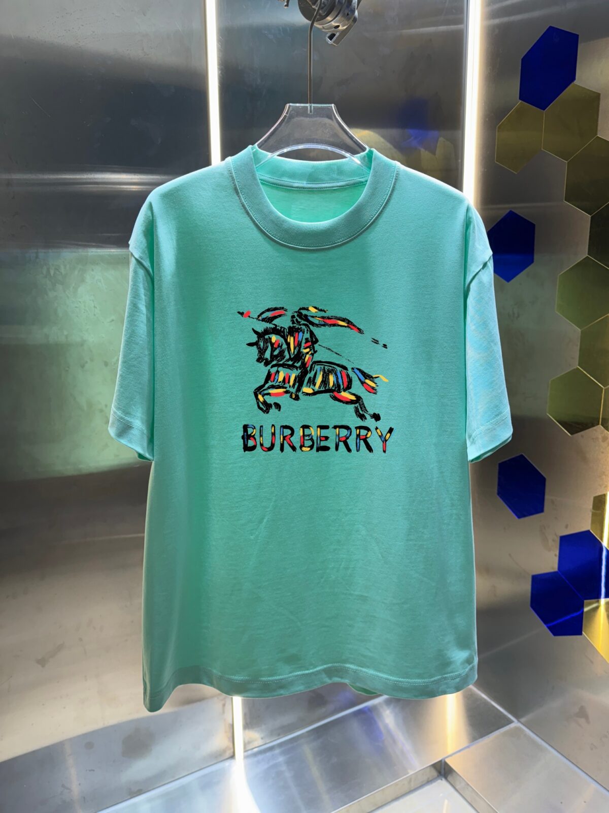 P70 Burberr* 巴宝* 2026春夏新款 经典字母 印花工艺 休闲宽松 圆领短袖T恤 男女同款 吊牌 领标 洗水唛 三标齐全 颜色：黑色 白色 紫色 绿色 尺码: S M L XL XXL