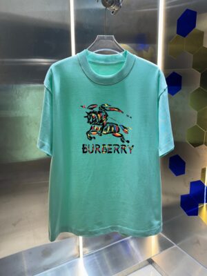 P70 Burberr* 巴宝* 2026春夏新款 经典字母 印花工艺 休闲宽松 圆领短袖T恤 男女同款 吊牌 领标 洗水唛 三标齐全 颜色：黑色 白色 紫色 绿色 尺码: S M L XL XXL