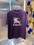 P70 Burberr* 巴宝* 2026春夏新款 经典字母 印花工艺 休闲宽松 圆领短袖T恤 男女同款 吊牌 领标 洗水唛 三标齐全 颜色：黑色 白色 紫色 绿色 尺码: S M L XL XXL