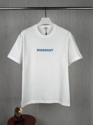 P70 挂拍图 顶级版本 BURBERRY 巴宝莉 #0426 新品同步 战马logo短袖T恤 采用300克双纱面料，1*1索罗娜罗纹， 进口数码白墨直喷，3D浮雕效果，在时尚与科枝完美交融中，精度与色彩的盛宴，色彩高清细节，绿色与环保的理念，宽松版本，男女同款 2026ss官方同步 高版本 高品质 时尚个性 百搭潮流 纯原品质 原版面料 吊牌 领标 水洗麦 三标齐全 颜色：黑色 白色 码数：XS S M L