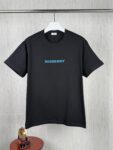 P70 挂拍图 顶级版本 BURBERRY 巴宝莉 #0425 新品同步 战马logo短袖T恤 采用300克双纱面料，1*1索罗娜罗纹， 进口数码白墨直喷，3D浮雕效果，在时尚与科枝完美交融中，精度与色彩的盛宴，色彩高清细节，绿色与环保的理念，宽松版本，男女同款 2026ss官方同步 高版本 高品质 时尚个性 百搭潮流 纯原品质 原版面料 吊牌 领标 水洗麦 三标齐全 颜色：黑色 白色 码数：XS S M L