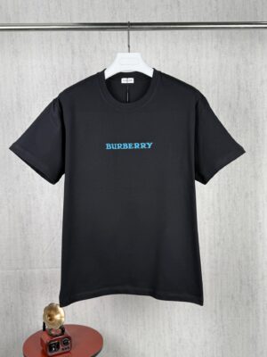P70 挂拍图 顶级版本 BURBERRY 巴宝莉 #0425 新品同步 战马logo短袖T恤 采用300克双纱面料，1*1索罗娜罗纹， 进口数码白墨直喷，3D浮雕效果，在时尚与科枝完美交融中，精度与色彩的盛宴，色彩高清细节，绿色与环保的理念，宽松版本，男女同款 2026ss官方同步 高版本 高品质 时尚个性 百搭潮流 纯原品质 原版面料 吊牌 领标 水洗麦 三标齐全 颜色：黑色 白色 码数：XS S M L