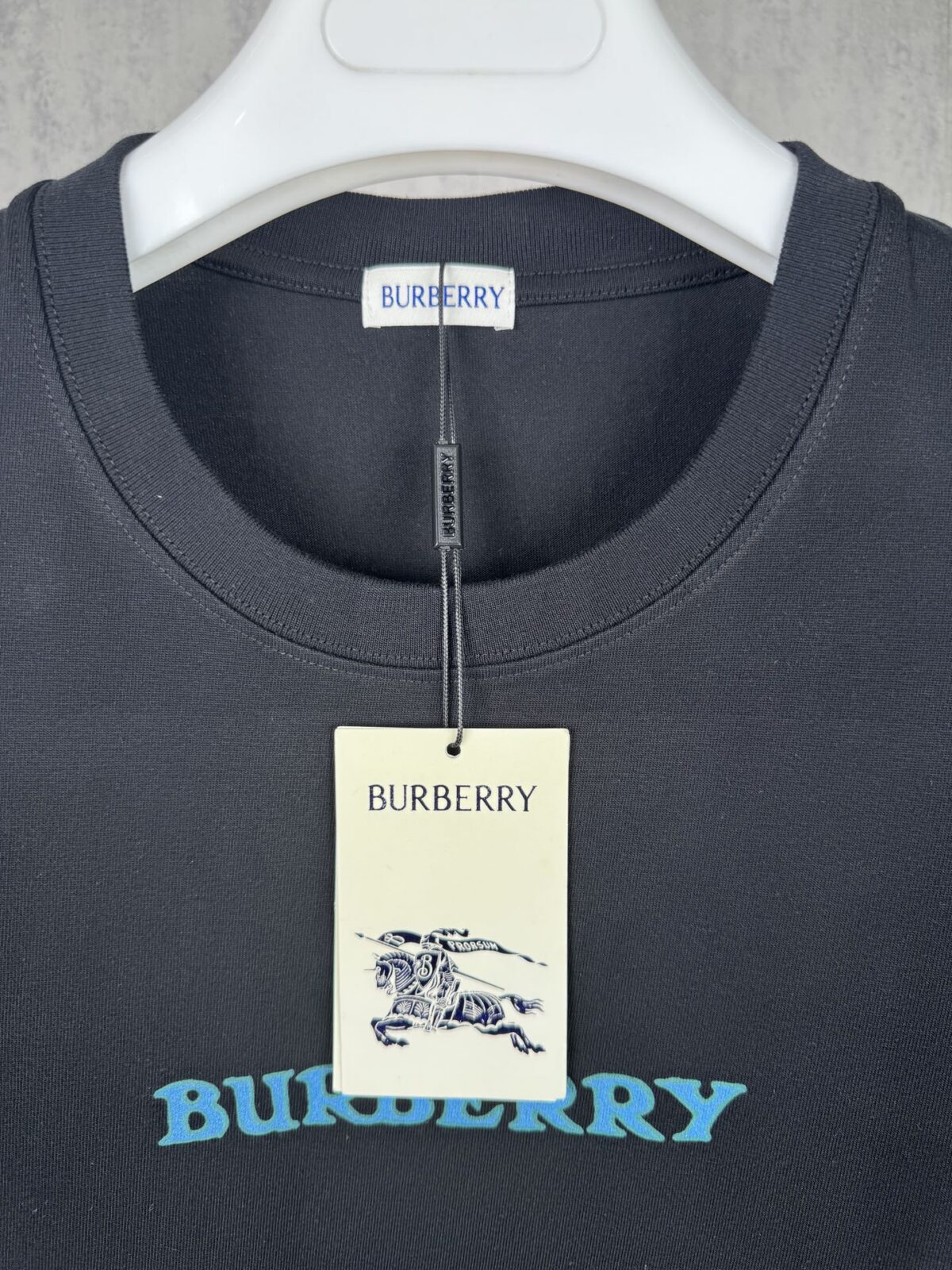 P70 挂拍图 顶级版本 BURBERRY 巴宝莉 #0425 新品同步 战马logo短袖T恤 采用300克双纱面料，1*1索罗娜罗纹， 进口数码白墨直喷，3D浮雕效果，在时尚与科枝完美交融中，精度与色彩的盛宴，色彩高清细节，绿色与环保的理念，宽松版本，男女同款 2026ss官方同步 高版本 高品质 时尚个性 百搭潮流 纯原品质 原版面料 吊牌 领标 水洗麦 三标齐全 颜色：黑色 白色 码数：XS S M L