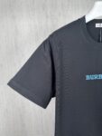 P70 挂拍图 顶级版本 BURBERRY 巴宝莉 #0425 新品同步 战马logo短袖T恤 采用300克双纱面料，1*1索罗娜罗纹， 进口数码白墨直喷，3D浮雕效果，在时尚与科枝完美交融中，精度与色彩的盛宴，色彩高清细节，绿色与环保的理念，宽松版本，男女同款 2026ss官方同步 高版本 高品质 时尚个性 百搭潮流 纯原品质 原版面料 吊牌 领标 水洗麦 三标齐全 颜色：黑色 白色 码数：XS S M L