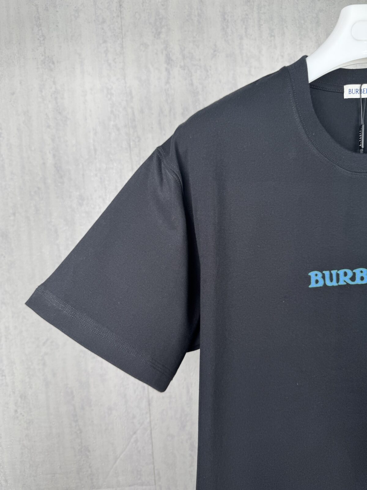 P70 挂拍图 顶级版本 BURBERRY 巴宝莉 #0425 新品同步 战马logo短袖T恤 采用300克双纱面料，1*1索罗娜罗纹， 进口数码白墨直喷，3D浮雕效果，在时尚与科枝完美交融中，精度与色彩的盛宴，色彩高清细节，绿色与环保的理念，宽松版本，男女同款 2026ss官方同步 高版本 高品质 时尚个性 百搭潮流 纯原品质 原版面料 吊牌 领标 水洗麦 三标齐全 颜色：黑色 白色 码数：XS S M L