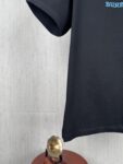 P70 挂拍图 顶级版本 BURBERRY 巴宝莉 #0425 新品同步 战马logo短袖T恤 采用300克双纱面料，1*1索罗娜罗纹， 进口数码白墨直喷，3D浮雕效果，在时尚与科枝完美交融中，精度与色彩的盛宴，色彩高清细节，绿色与环保的理念，宽松版本，男女同款 2026ss官方同步 高版本 高品质 时尚个性 百搭潮流 纯原品质 原版面料 吊牌 领标 水洗麦 三标齐全 颜色：黑色 白色 码数：XS S M L