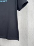 P70 挂拍图 顶级版本 BURBERRY 巴宝莉 #0425 新品同步 战马logo短袖T恤 采用300克双纱面料，1*1索罗娜罗纹， 进口数码白墨直喷，3D浮雕效果，在时尚与科枝完美交融中，精度与色彩的盛宴，色彩高清细节，绿色与环保的理念，宽松版本，男女同款 2026ss官方同步 高版本 高品质 时尚个性 百搭潮流 纯原品质 原版面料 吊牌 领标 水洗麦 三标齐全 颜色：黑色 白色 码数：XS S M L