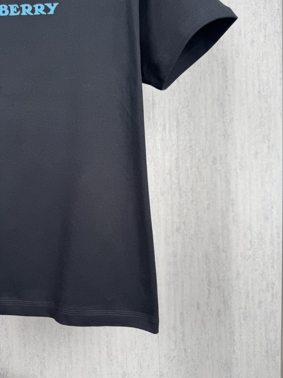 P70 挂拍图 顶级版本 BURBERRY 巴宝莉 #0425 新品同步 战马logo短袖T恤 采用300克双纱面料，1*1索罗娜罗纹， 进口数码白墨直喷，3D浮雕效果，在时尚与科枝完美交融中，精度与色彩的盛宴，色彩高清细节，绿色与环保的理念，宽松版本，男女同款 2026ss官方同步 高版本 高品质 时尚个性 百搭潮流 纯原品质 原版面料 吊牌 领标 水洗麦 三标齐全 颜色：黑色 白色 码数：XS S M L