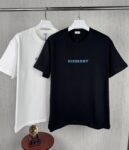 P70 挂拍图 顶级版本 BURBERRY 巴宝莉 #0425 新品同步 战马logo短袖T恤 采用300克双纱面料，1*1索罗娜罗纹， 进口数码白墨直喷，3D浮雕效果，在时尚与科枝完美交融中，精度与色彩的盛宴，色彩高清细节，绿色与环保的理念，宽松版本，男女同款 2026ss官方同步 高版本 高品质 时尚个性 百搭潮流 纯原品质 原版面料 吊牌 领标 水洗麦 三标齐全 颜色：黑色 白色 码数：XS S M L