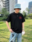 P75 bbr～刺绣战马字母 2026春夏新款 280g7A抗菌短袖tee 负离子上身十分舒适，男女同款，落肩宽松版型 颜色: 黑色 白色 咖啡色 尺码：S（90-130斤） M（125-150斤） L（135-165斤） XL（160-190斤） XXL（185-220斤）