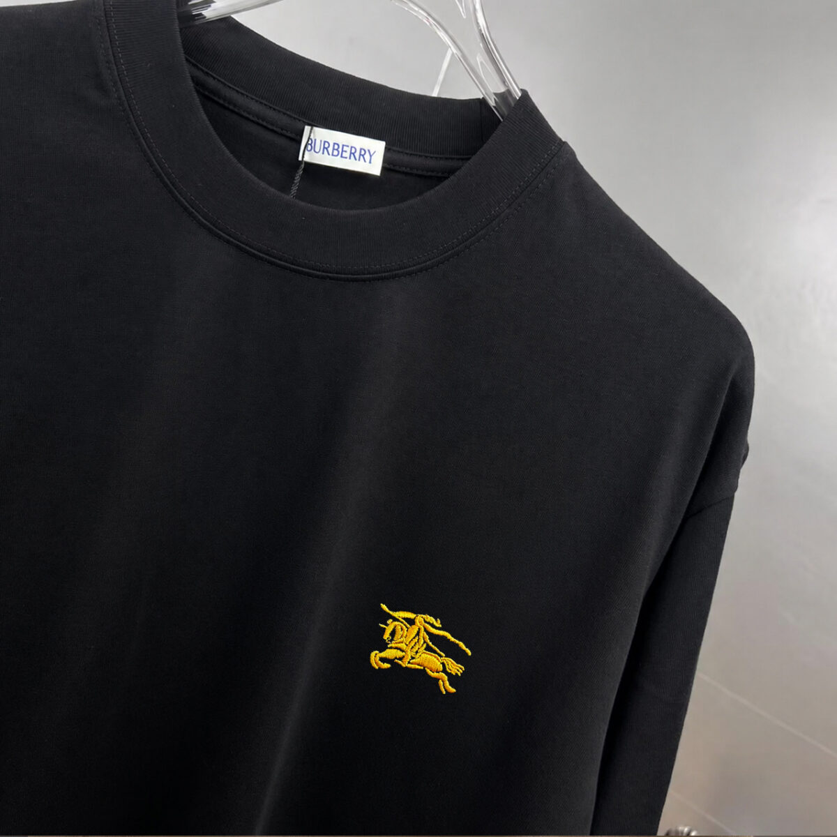 weigou_204811_3_0b60998b61 P75 bbr~刺绣战马logo图案,官方同款 2026春夏新款 280g7A抗菌短袖tee 负离子上身十分舒适,男女同款,落肩宽松版型 颜色: 黑色 白色 咖啡色 尺码:S(90-130斤) M(125-150斤) L(135-165斤) XL(160-190斤) XXL(185-220斤)