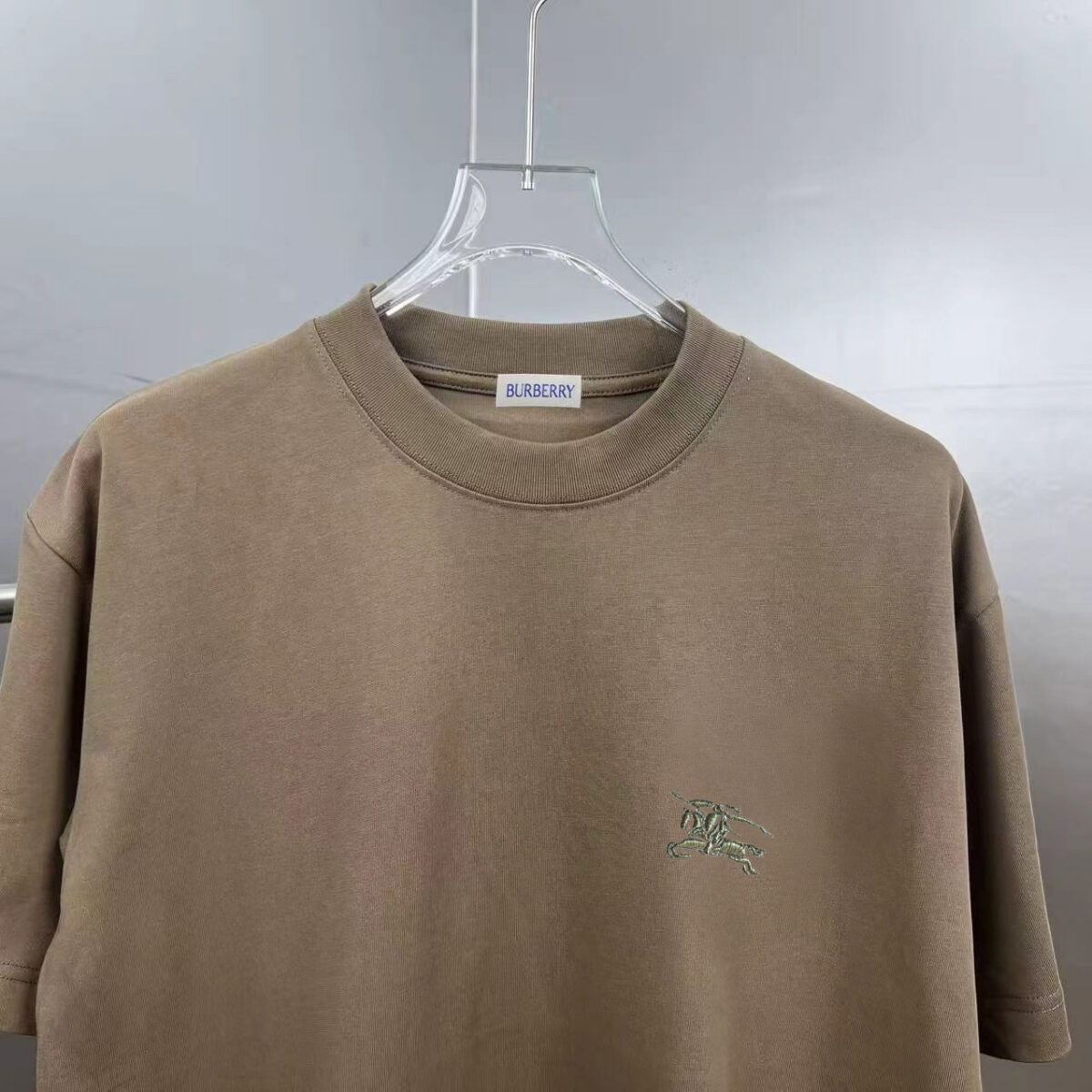 P75 bbr～刺绣战马logo图案，官方同款 2026春夏新款 280g7A抗菌短袖tee 负离子上身十分舒适，男女同款，落肩宽松版型 颜色: 黑色 白色 咖啡色 尺码：S（90-130斤） M（125-150斤） L（135-165斤） XL（160-190斤） XXL（185-220斤）