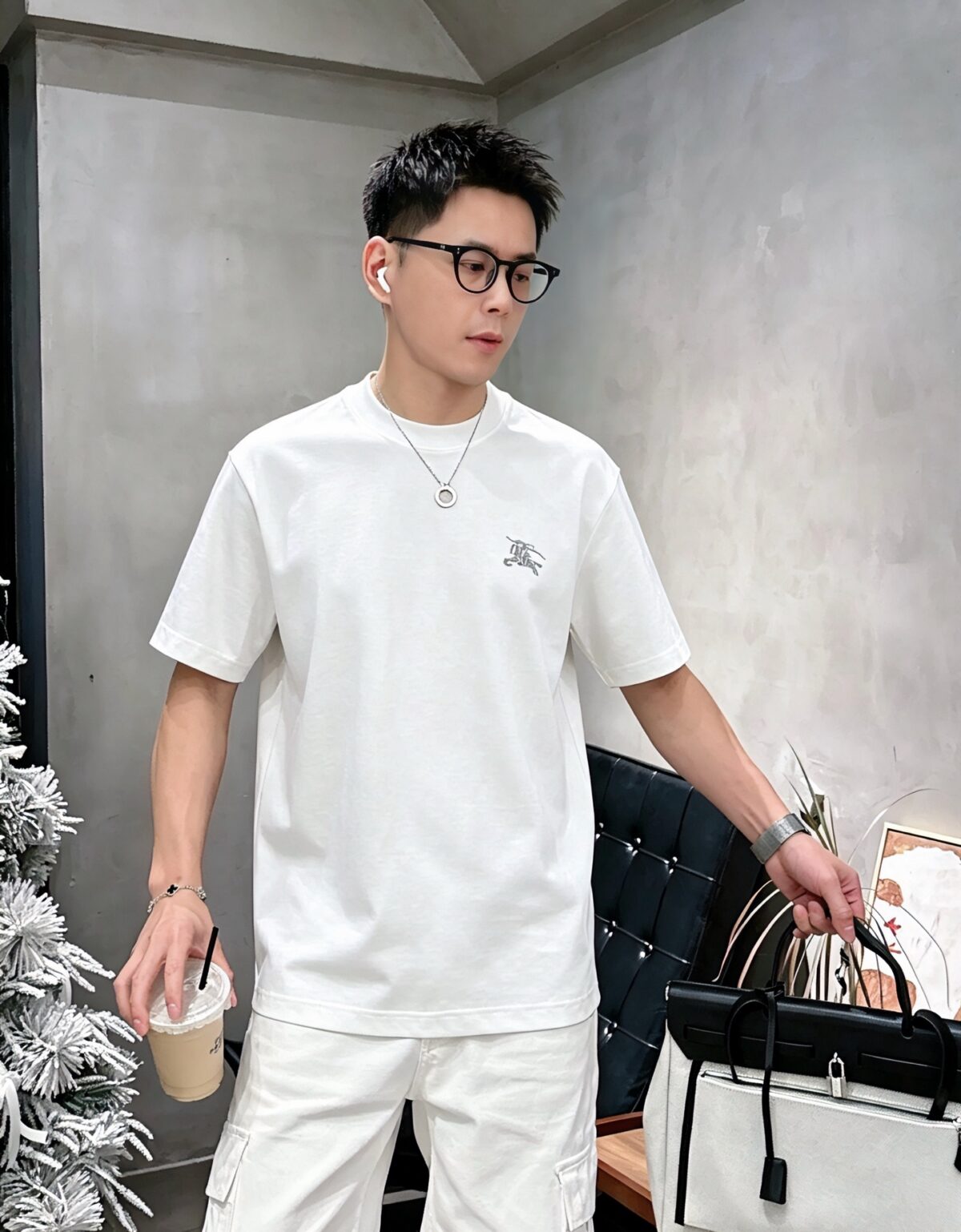 P75 bbr～刺绣战马logo图案，官方同款 2026春夏新款 280g7A抗菌短袖tee 负离子上身十分舒适，男女同款，落肩宽松版型 颜色: 黑色 白色 咖啡色 尺码：S（90-130斤） M（125-150斤） L（135-165斤） XL（160-190斤） XXL（185-220斤）