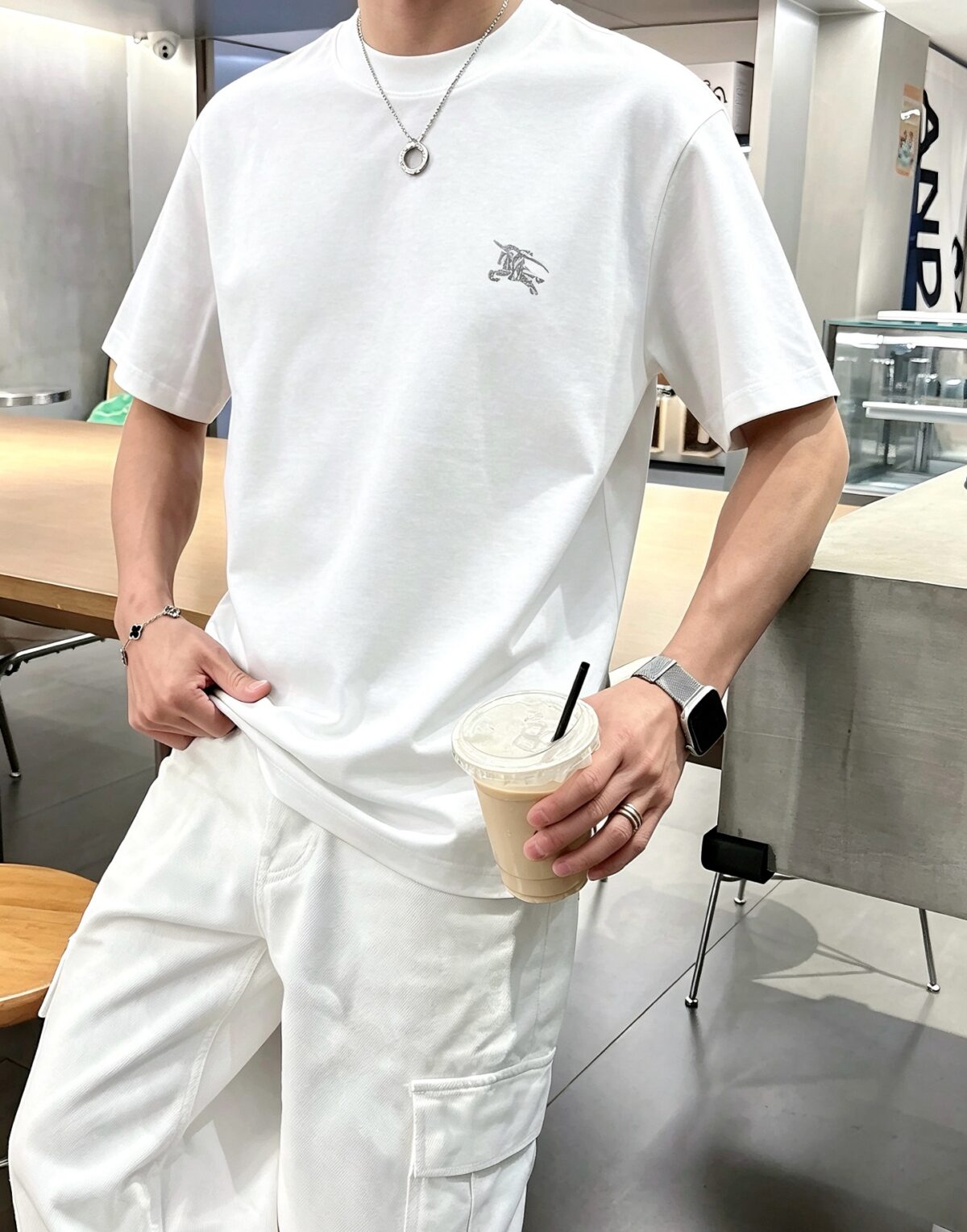 P75 bbr～刺绣战马logo图案，官方同款 2026春夏新款 280g7A抗菌短袖tee 负离子上身十分舒适，男女同款，落肩宽松版型 颜色: 黑色 白色 咖啡色 尺码：S（90-130斤） M（125-150斤） L（135-165斤） XL（160-190斤） XXL（185-220斤）
