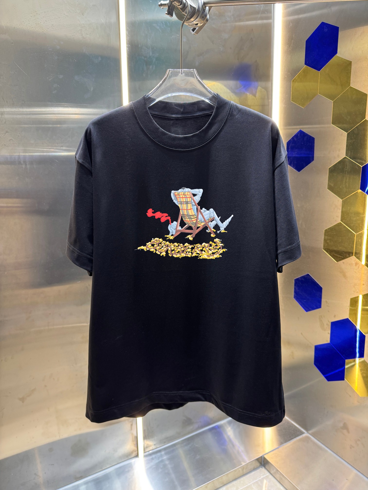 P70 Burberr* 巴宝* 2026春夏新款 经典字母 印花工艺 休闲宽松 圆领短袖T恤 男女同款 吊牌 领标 洗水唛 三标齐全 颜色：黑色 白色 紫色 绿色 尺码: S M L XL XXL