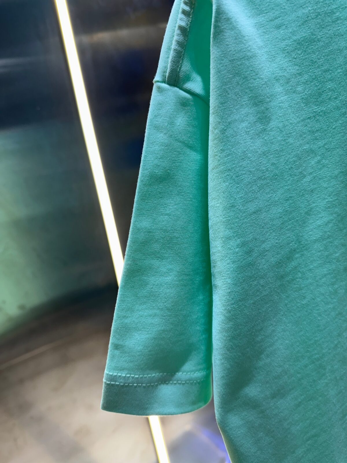 P70 Burberr* 巴宝* 2026春夏新款 经典字母 印花工艺 休闲宽松 圆领短袖T恤 男女同款 吊牌 领标 洗水唛 三标齐全 颜色：黑色 白色 紫色 绿色 尺码: S M L XL XXL