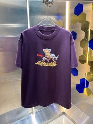P70 Burberr* 巴宝* 2026春夏新款 经典字母 印花工艺 休闲宽松 圆领短袖T恤 男女同款 吊牌 领标 洗水唛 三标齐全 颜色：黑色 白色 紫色 绿色 尺码: S M L XL XXL