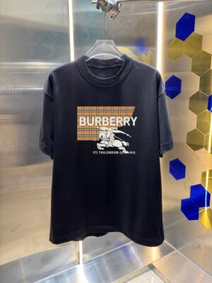 P70 Burberr* 巴宝* 2026春夏新款 经典字母 印花工艺 休闲宽松 圆领短袖T恤 男女同款 吊牌 领标 洗水唛 三标齐全 颜色：黑色 白色 紫色 绿色 尺码: S M L XL XXL