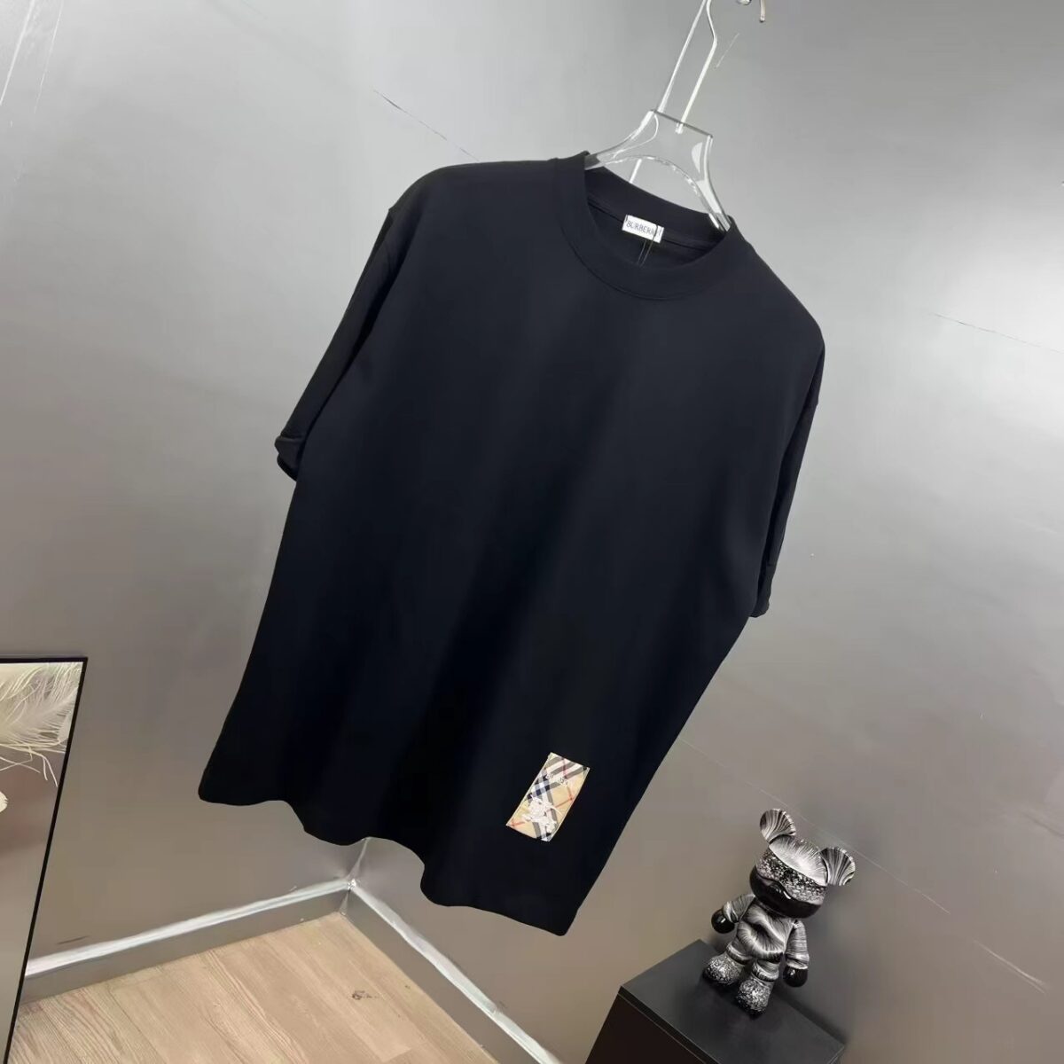 weigou_205058_1_a3bd35ba7d P75 bbr~刺绣徽章战马 2026春夏新款 280g7A抗菌短袖tee 负离子上身十分舒适,男女同款,落肩宽松版型 颜色: 黑色 白色 咖啡色 尺码:S(90-130斤) M(125-150斤) L(135-165斤) XL(160-190斤) XXL(185-220斤)