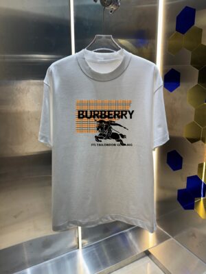 P70 Burberr* 巴宝* 2026春夏新款 经典字母 印花工艺 休闲宽松 圆领短袖T恤 男女同款 吊牌 领标 洗水唛 三标齐全 颜色：黑色 白色 紫色 绿色 尺码: S M L XL XXL