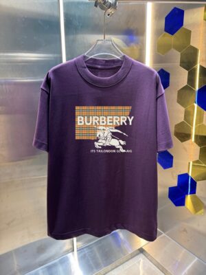 P70 Burberr* 巴宝* 2026春夏新款 经典字母 印花工艺 休闲宽松 圆领短袖T恤 男女同款 吊牌 领标 洗水唛 三标齐全 颜色：黑色 白色 紫色 绿色 尺码: S M L XL XXL