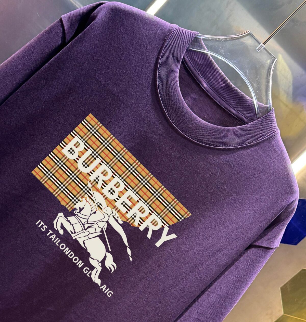 P70 Burberr* 巴宝* 2026春夏新款 经典字母 印花工艺 休闲宽松 圆领短袖T恤 男女同款 吊牌 领标 洗水唛 三标齐全 颜色：黑色 白色 紫色 绿色 尺码: S M L XL XXL