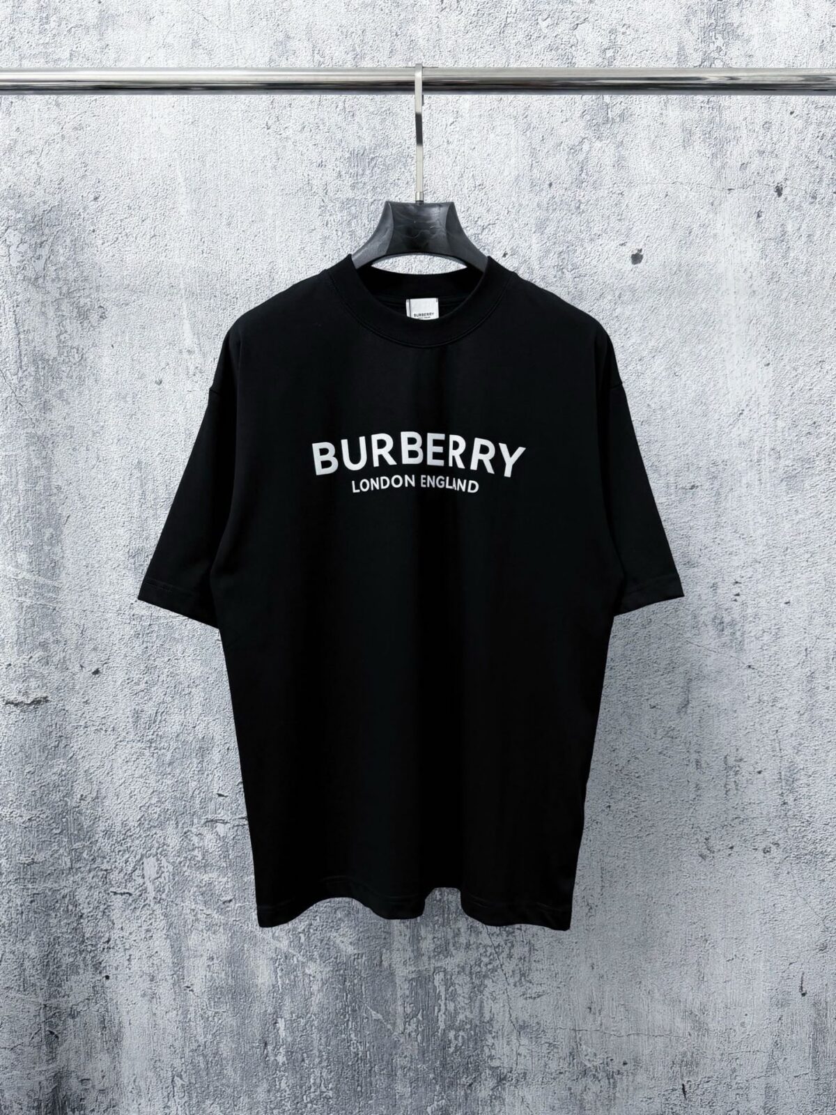 P70 【Burberry】巴宝莉 字母植绒T恤短袖 高版本 超级标志性品牌logo印花图案 搭配运动鞋清新舒适 逛街约会都适合 叠穿打底就很有博主范儿了 低调有品位 原版面料 260g高克重双纱100%精梳棉 螺纹定织定染无色差 出入专柜无压力 通肩拉条工艺 增加衣物清洗寿命 不变形 高版本数码印花工艺 不掉色色彩鲜艳 网红明星同款 不挑年龄不挑身材不挑性别 超级亮眼 时尚感爆棚 手感非常舒服 质感超强 时尚又个性 超级百搭好看的一款 人手必备款 情侣搭配更佳 吊牌 领标 水洗麦 三标齐全！！ 宽松版型 男女同款 颜色：黑 白 Size：XS-L