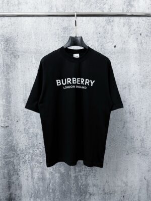 P70 【Burberry】巴宝莉 字母植绒T恤短袖 高版本 超级标志性品牌logo印花图案 搭配运动鞋清新舒适 逛街约会都适合 叠穿打底就很有博主范儿了 低调有品位 原版面料 260g高克重双纱100%精梳棉 螺纹定织定染无色差 出入专柜无压力 通肩拉条工艺 增加衣物清洗寿命 不变形 高版本数码印花工艺 不掉色色彩鲜艳 网红明星同款 不挑年龄不挑身材不挑性别 超级亮眼 时尚感爆棚 手感非常舒服 质感超强 时尚又个性 超级百搭好看的一款 人手必备款 情侣搭配更佳 吊牌 领标 水洗麦 三标齐全！！ 宽松版型 男女同款 颜色：黑 白 Size：XS-L