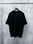 P70 【Burberry】巴宝莉 字母植绒T恤短袖 高版本 超级标志性品牌logo印花图案 搭配运动鞋清新舒适 逛街约会都适合 叠穿打底就很有博主范儿了 低调有品位 原版面料 260g高克重双纱100%精梳棉 螺纹定织定染无色差 出入专柜无压力 通肩拉条工艺 增加衣物清洗寿命 不变形 高版本数码印花工艺 不掉色色彩鲜艳 网红明星同款 不挑年龄不挑身材不挑性别 超级亮眼 时尚感爆棚 手感非常舒服 质感超强 时尚又个性 超级百搭好看的一款 人手必备款 情侣搭配更佳 吊牌 领标 水洗麦 三标齐全！！ 宽松版型 男女同款 颜色：黑 白 Size：XS-L