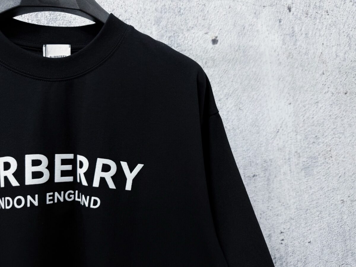 P70 【Burberry】巴宝莉 字母植绒T恤短袖 高版本 超级标志性品牌logo印花图案 搭配运动鞋清新舒适 逛街约会都适合 叠穿打底就很有博主范儿了 低调有品位 原版面料 260g高克重双纱100%精梳棉 螺纹定织定染无色差 出入专柜无压力 通肩拉条工艺 增加衣物清洗寿命 不变形 高版本数码印花工艺 不掉色色彩鲜艳 网红明星同款 不挑年龄不挑身材不挑性别 超级亮眼 时尚感爆棚 手感非常舒服 质感超强 时尚又个性 超级百搭好看的一款 人手必备款 情侣搭配更佳 吊牌 领标 水洗麦 三标齐全！！ 宽松版型 男女同款 颜色：黑 白 Size：XS-L