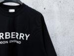 P70 【Burberry】巴宝莉 字母植绒T恤短袖 高版本 超级标志性品牌logo印花图案 搭配运动鞋清新舒适 逛街约会都适合 叠穿打底就很有博主范儿了 低调有品位 原版面料 260g高克重双纱100%精梳棉 螺纹定织定染无色差 出入专柜无压力 通肩拉条工艺 增加衣物清洗寿命 不变形 高版本数码印花工艺 不掉色色彩鲜艳 网红明星同款 不挑年龄不挑身材不挑性别 超级亮眼 时尚感爆棚 手感非常舒服 质感超强 时尚又个性 超级百搭好看的一款 人手必备款 情侣搭配更佳 吊牌 领标 水洗麦 三标齐全！！ 宽松版型 男女同款 颜色：黑 白 Size：XS-L
