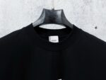 P70 【Burberry】巴宝莉 字母植绒T恤短袖 高版本 超级标志性品牌logo印花图案 搭配运动鞋清新舒适 逛街约会都适合 叠穿打底就很有博主范儿了 低调有品位 原版面料 260g高克重双纱100%精梳棉 螺纹定织定染无色差 出入专柜无压力 通肩拉条工艺 增加衣物清洗寿命 不变形 高版本数码印花工艺 不掉色色彩鲜艳 网红明星同款 不挑年龄不挑身材不挑性别 超级亮眼 时尚感爆棚 手感非常舒服 质感超强 时尚又个性 超级百搭好看的一款 人手必备款 情侣搭配更佳 吊牌 领标 水洗麦 三标齐全！！ 宽松版型 男女同款 颜色：黑 白 Size：XS-L