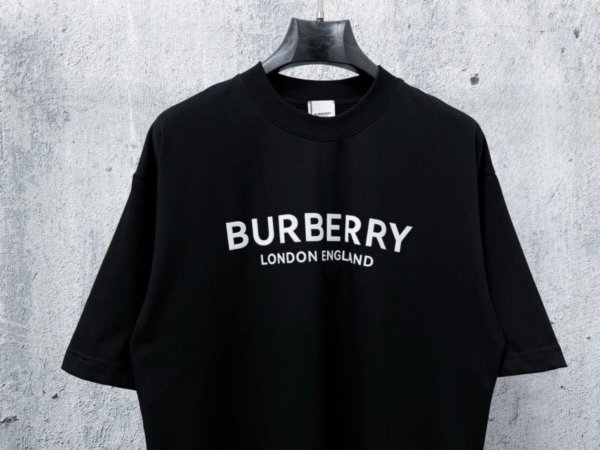 P70 【Burberry】巴宝莉 字母植绒T恤短袖 高版本 超级标志性品牌logo印花图案 搭配运动鞋清新舒适 逛街约会都适合 叠穿打底就很有博主范儿了 低调有品位 原版面料 260g高克重双纱100%精梳棉 螺纹定织定染无色差 出入专柜无压力 通肩拉条工艺 增加衣物清洗寿命 不变形 高版本数码印花工艺 不掉色色彩鲜艳 网红明星同款 不挑年龄不挑身材不挑性别 超级亮眼 时尚感爆棚 手感非常舒服 质感超强 时尚又个性 超级百搭好看的一款 人手必备款 情侣搭配更佳 吊牌 领标 水洗麦 三标齐全！！ 宽松版型 男女同款 颜色：黑 白 Size：XS-L