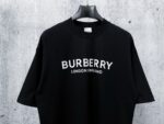 P70 【Burberry】巴宝莉 字母植绒T恤短袖 高版本 超级标志性品牌logo印花图案 搭配运动鞋清新舒适 逛街约会都适合 叠穿打底就很有博主范儿了 低调有品位 原版面料 260g高克重双纱100%精梳棉 螺纹定织定染无色差 出入专柜无压力 通肩拉条工艺 增加衣物清洗寿命 不变形 高版本数码印花工艺 不掉色色彩鲜艳 网红明星同款 不挑年龄不挑身材不挑性别 超级亮眼 时尚感爆棚 手感非常舒服 质感超强 时尚又个性 超级百搭好看的一款 人手必备款 情侣搭配更佳 吊牌 领标 水洗麦 三标齐全！！ 宽松版型 男女同款 颜色：黑 白 Size：XS-L