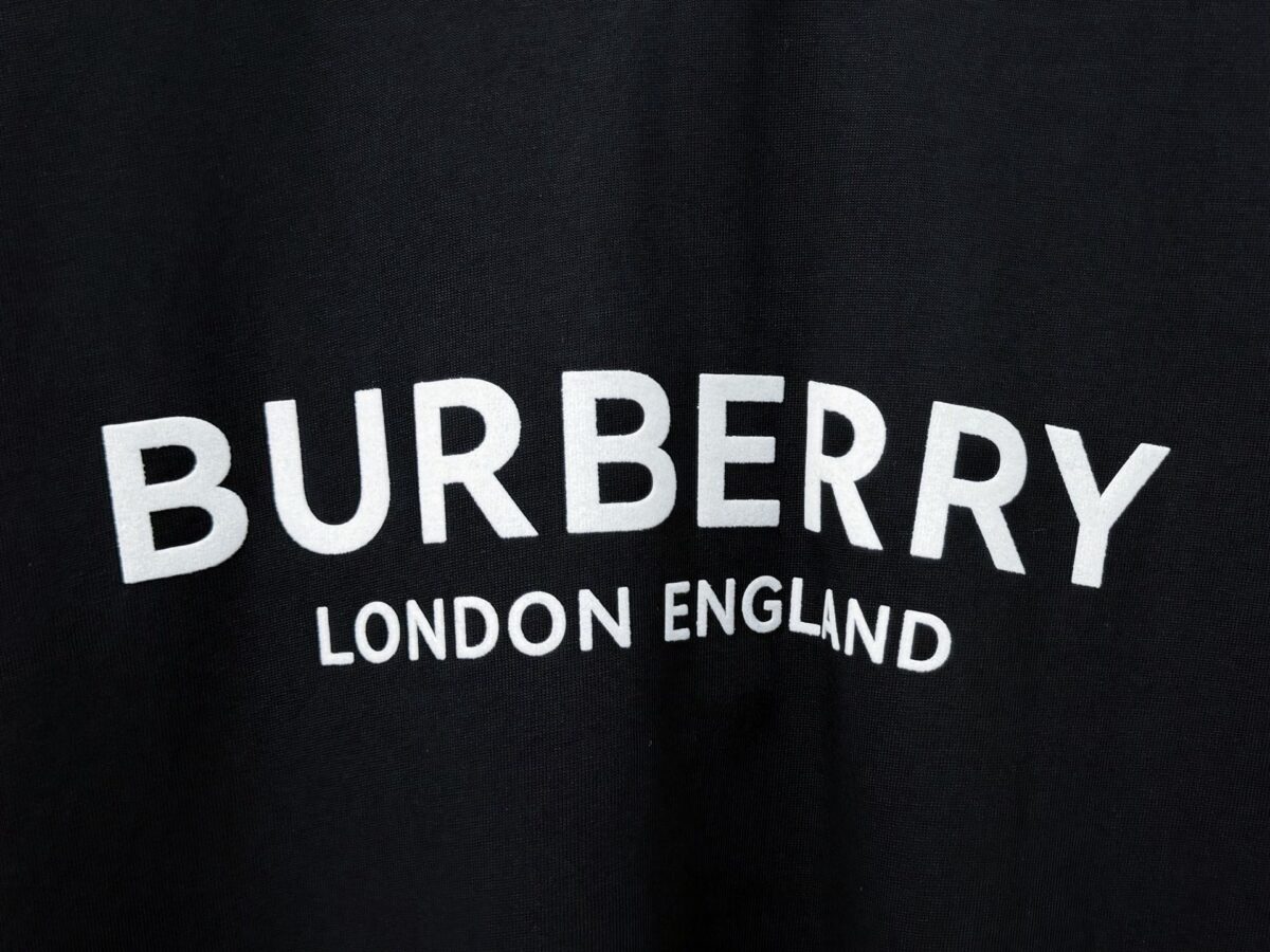 P70 【Burberry】巴宝莉 字母植绒T恤短袖 高版本 超级标志性品牌logo印花图案 搭配运动鞋清新舒适 逛街约会都适合 叠穿打底就很有博主范儿了 低调有品位 原版面料 260g高克重双纱100%精梳棉 螺纹定织定染无色差 出入专柜无压力 通肩拉条工艺 增加衣物清洗寿命 不变形 高版本数码印花工艺 不掉色色彩鲜艳 网红明星同款 不挑年龄不挑身材不挑性别 超级亮眼 时尚感爆棚 手感非常舒服 质感超强 时尚又个性 超级百搭好看的一款 人手必备款 情侣搭配更佳 吊牌 领标 水洗麦 三标齐全！！ 宽松版型 男女同款 颜色：黑 白 Size：XS-L