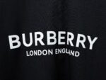 P70 【Burberry】巴宝莉 字母植绒T恤短袖 高版本 超级标志性品牌logo印花图案 搭配运动鞋清新舒适 逛街约会都适合 叠穿打底就很有博主范儿了 低调有品位 原版面料 260g高克重双纱100%精梳棉 螺纹定织定染无色差 出入专柜无压力 通肩拉条工艺 增加衣物清洗寿命 不变形 高版本数码印花工艺 不掉色色彩鲜艳 网红明星同款 不挑年龄不挑身材不挑性别 超级亮眼 时尚感爆棚 手感非常舒服 质感超强 时尚又个性 超级百搭好看的一款 人手必备款 情侣搭配更佳 吊牌 领标 水洗麦 三标齐全！！ 宽松版型 男女同款 颜色：黑 白 Size：XS-L